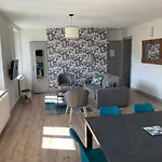 Apartment Les 4 Flocons, Centre, A 100m Du Lac, Avec Piscine , Wifi, Parking, Jardin