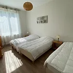 Les 4 Flocons, Centre, A 100m Du Lac, Avec Piscine , Wifi, Parking, Jardin