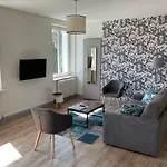 Apartment Les 4 Flocons, Centre, A 100m Du Lac, Avec Piscine , Wifi, Parking, Jardin