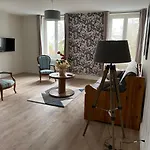 Les 4 Flocons, Centre, A 100m Du Lac, Avec Piscine , Wifi, Parking, Jardin