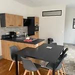 Les 4 Flocons, Centre, A 100m Du Lac, Avec Piscine , Wifi, Parking, Jardin Apartment