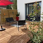 Apartment Les 4 Flocons, Centre, A 100m Du Lac, Avec Piscine , Wifi, Parking, Jardin