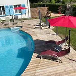 Les 4 Flocons, Centre, A 100m Du Lac, Avec Piscine , Wifi, Parking, Jardin