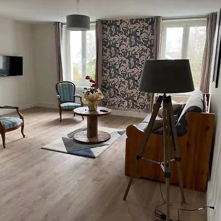 Les 4 Flocons, Centre, A 100m Du Lac, Avec Piscine , Wifi, Parking, Jardin