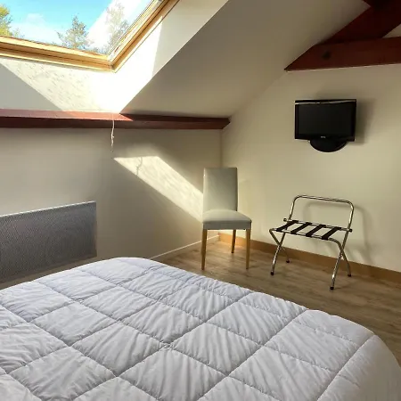 Les 4 Flocons, Centre, A 100m Du Lac, Avec Piscine , Wifi, Parking, Jardin