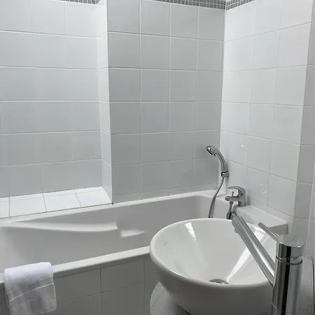 Apartment Les 4 Flocons, Centre, A 100m Du Lac, Avec Piscine , Wifi, Parking, Jardin