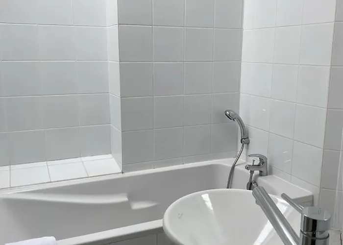 Apartment Les 4 Flocons A 100m Et Du Centre , Wifi, Parking, Piscine Ouverte Des Le 1er Mai